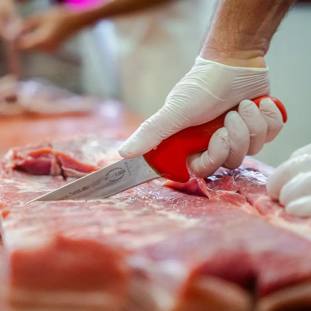 Fleisch von Hand mit Messer geschnitten