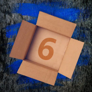 Leerer Versandkarton mit der Nummer 6 auf blau grauem Untergrund