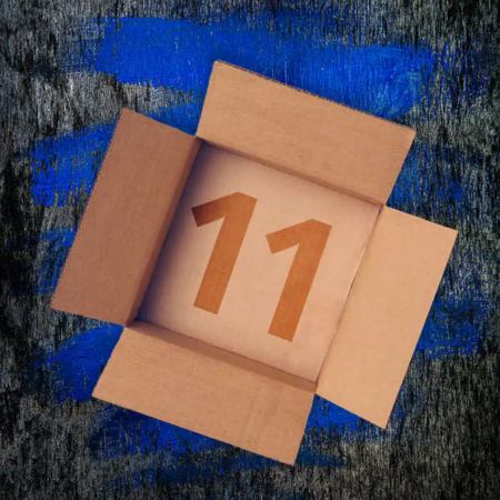 Leerer Versandkarton mit der Nummer 11 auf blau grauem Untergrund